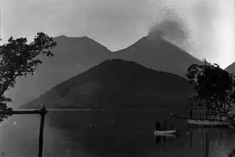 Vue du Lewotobi, composé du Lakilaki (en éruption, à droite) et du Perempuan (à gauche), depuis Konga vers 1915.