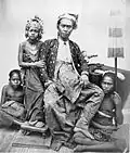 Goesti Ngoera K'toet Djilantik, prince de Boleleng, Bali, avec sa fille.