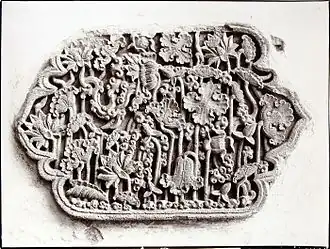 Bas-relief de la mosquée de Mantingan représentant un éléphant à partir de motifs floraux