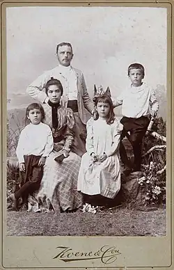 Portrait en studio d'une famille indo entre 1890 et 1910. Tropenmuseum.