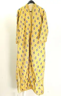 Le caftan marocain de Fès, appelé "Caftan Khrib"[réf.&nbsp;nécessaire], est fabriqué à partir du luxueux brocart de Fès.