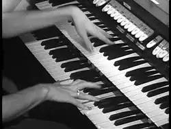 ... alors que celle-ci entre en transe devant son orgue…