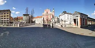 En arrière-plan, Tromostovje et la cathédrale franciscaine à Ljubljana.