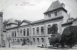 Phototyoie d'un bâtiment de deux étages du début du XXe&nbsp;siècle. Au centre fronton au-dessus de deux fenêtres, deux ailes de trois fenêtres et à chaque extrémité surélévation d'un étage au-dessus d'un corps de bâtiment à deux fenêtres.
