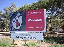 Photo du panneau d'entrée de l'université Charles Sturt.