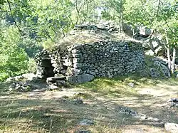 Affleurement de leucogranite, avec une ancienne cabane en pierre (« Cicerola ») construite avec la même roche (commune de Casteil).