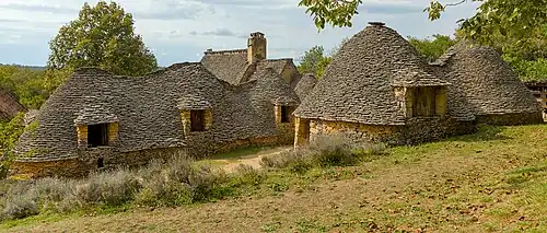 Les cabanes, avec l'ancienne ferme à l'arrière-plan