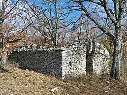 Cabanon en ruine, ancien jas de pierre sèche.