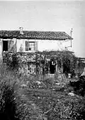 Le cabanon de René Char à Céreste et le village, en 1941