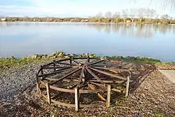 Cabestan (sans bras) servant à la pêche fluviale dans l'Adour (Urt, France).