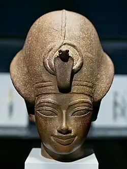Amenhotep&nbsp;III au khépresh, r. 1391-1353. Quartzite rouge, H. 24 cm. British Museum