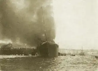 Le bateau à vapeur Cabo Machichaco, accosté au quai pendant l'incendie, dans la baie de Santander.