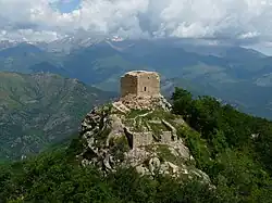 L'une des tours de Cabrenç, à la limite Est de la commune. La tour est située sur un affleurement de granit hercynien.