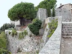 Emplacement du château de la famille de Grasse-Cabris. Vestiges du château médiéval, et du mur d’enceinte