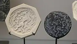 Cachet en stéatite représentant un personnage à tête d'ibex domptant des serpents (« Maître des animaux »). Lorestan, musée du Louvre.