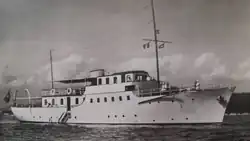 Photo en noir et blanc d'un yacht.