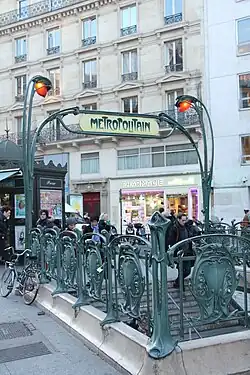 Au niveau du no&nbsp;17, entourage Guimard de l'entrée de la station de métro Cadet.