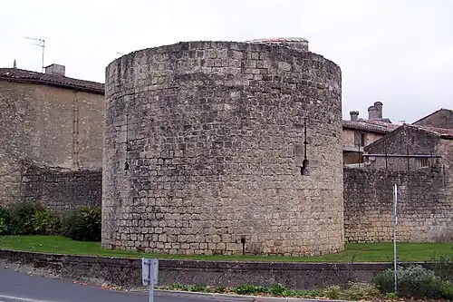 La tour sud-ouest (nov.&nbsp;2011)44°&nbsp;38′&nbsp;18,3″&nbsp;N, 0°&nbsp;19′&nbsp;20″&nbsp;O