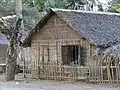Maison en cadjan&nbsp;(en), nattes tressées de feuilles de cocotier. Birmanie.