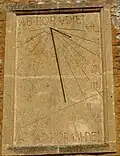 Cadran solaire sur la façade de l'église Saint-Trophyme.