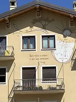 Cadran solaire sur la façade de la maison Frassy
