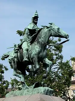 Photographie du côté droit de la statue.