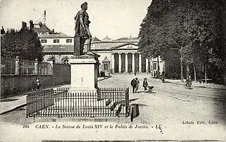 Carte postale représentant la statue et le palais de justice.