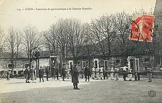 La cour de la caserne.