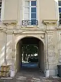 Porte-cochère, côté cour.