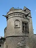 La tour ouest en 2008, après la restauration des années 1980 (mais avant la dépose des gargouilles).