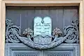 Les tables de la Loi au-dessus de la porte, place Saint-Sauveur.