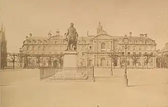 Photographie de la statue sur la place Royale en 1870.
