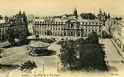 Vue d'une place pourvue d'un kiosque sur une carte postale ancienne