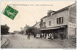 Café de la gare grande ligne de Verneuil-l'Étang avec au fond, les bâtiments de la station de tramway de Verneuil