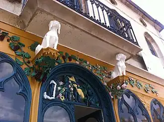 Le café des Chiens Blancs.