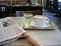  La culture des cafés viennois : un journal et un café, servi avec un verre d’eau