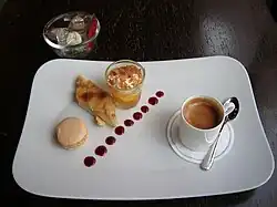 Café gourmand comportant notamment un macaron.