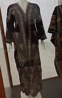 Caftan Constantinois du XXe&nbsp;siècle, exposé au Musée national des antiquités et des arts islamiques d'Alger.
