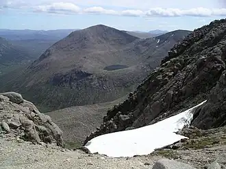Vue du Cairn Toul depuis le Braeriach, avec le Lochan Uaine.