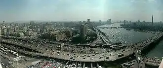 Vue générale sur le pont du 6 Octobreà droite, le Nil ;à gauche le centre-ville du Caire et le Musée égyptien