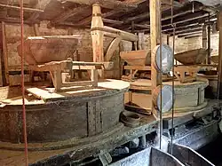 Salle des meules du moulin de Cougnaguet.