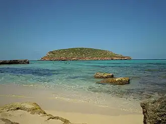 Vue de l'île depuis la plage de :Cala Comte&nbsp;(en), le 17 mai 2011.