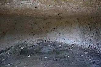 « Autel-banc » (grotte n°11).