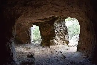 Ancienne entrée (à gauche) et nouvelle (à droite).