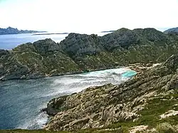 La calanque, sa plage et les îles