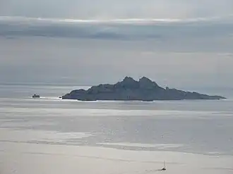 L'île de Riou, plus grande île de l'archipel, vue depuis le continent.