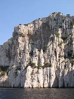 Relief escarpé de la calanque de l'Oule à Marseille.
