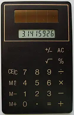 Calculatrice solaire ultraplate (épaisseur ~2&nbsp;mm), 1990.