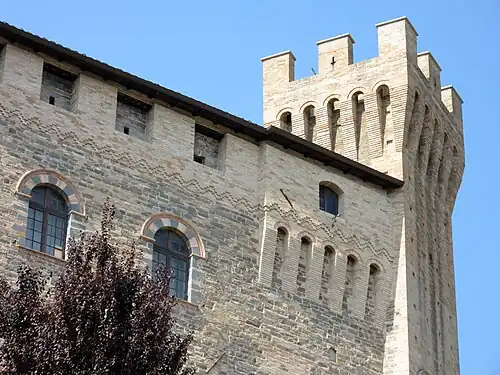 La tour au sommet crénelé.