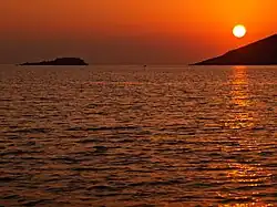 Rivage nord de la baie de Crovani.